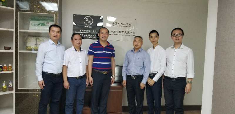 國(guó)際部合伙人黃文超（左一），林健偉（左二）國(guó)際部總監(jiān)吳琪（右一）執(zhí)行董事粟宥朝（左三），泰國(guó)廣西總商會(huì)副主席劉漢政（右二），泰國(guó)華人青年商會(huì)會(huì)長(zhǎng)助理黃志乾(右三)