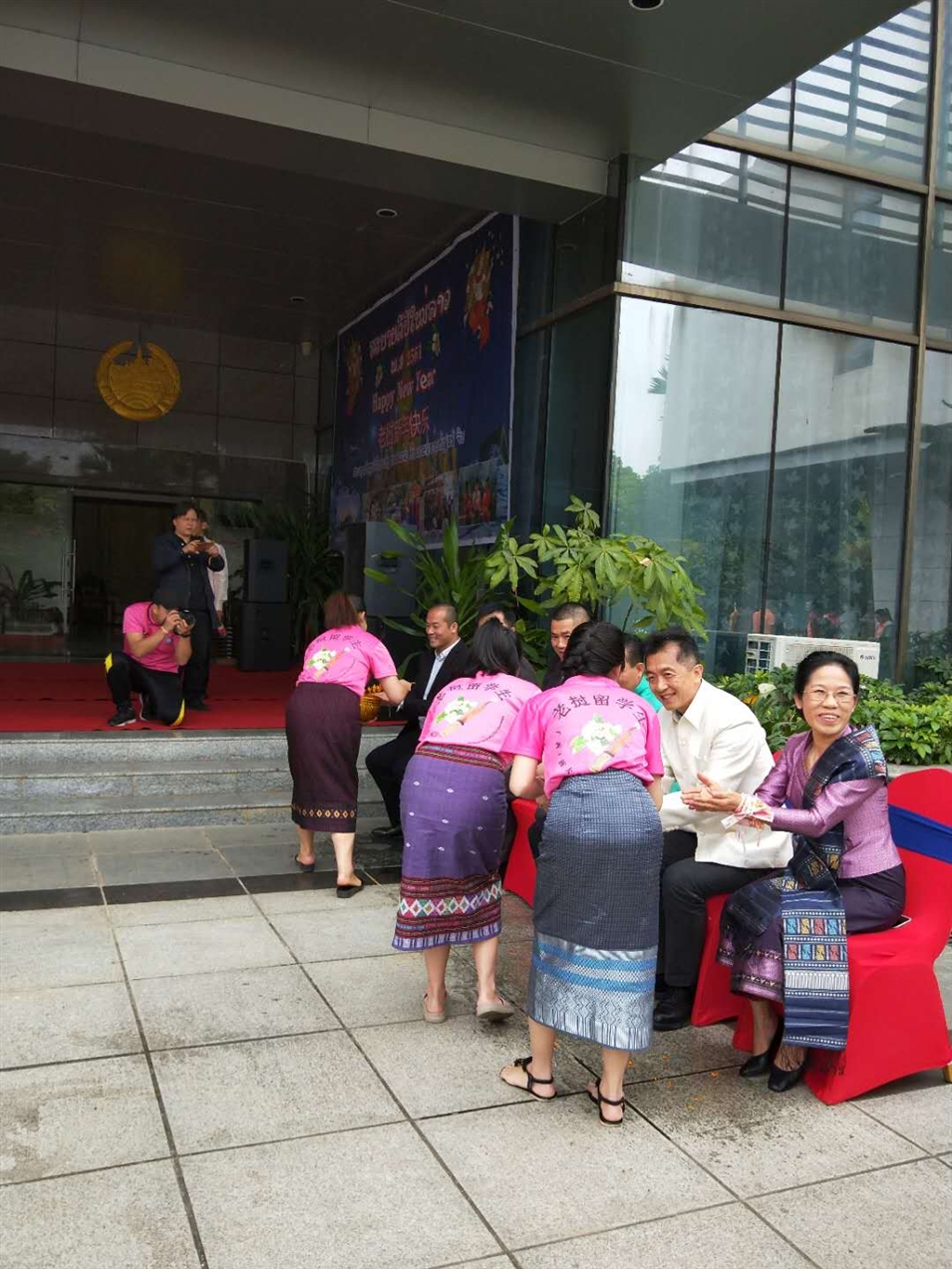 老撾駐廣西留學(xué)生代表將浸有花瓣的香水灑客人的手上，表示對嘉賓的美好祝福（圖二）