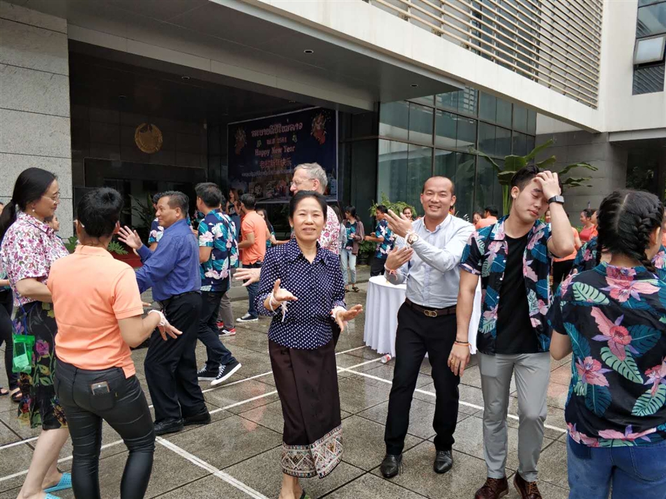 老撾駐南寧總領(lǐng)事萬?！ぞS麗雅彭女士與廣西金沛教育執(zhí)行董事粟宥朝先生一起在總領(lǐng)事館廣場載歌載舞