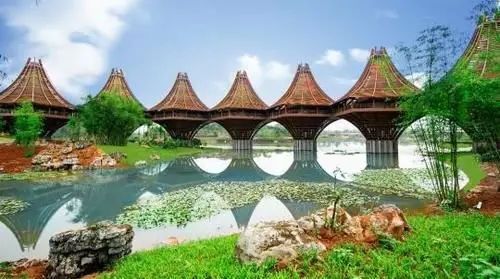 圖為中國-東盟友誼館。該建筑以廣西的風(fēng)雨橋?yàn)樵?，寓意“手拉手，心連心”。表達(dá)中國與東盟十國睦鄰友好、合作共贏之意。