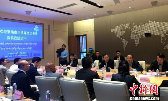 柬埔寨主流媒體采訪團(tuán)在廣西大學(xué)與師生交流。