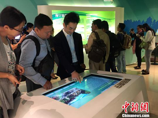 柬埔寨主流媒體采訪團(tuán)參觀南寧市規(guī)劃館。