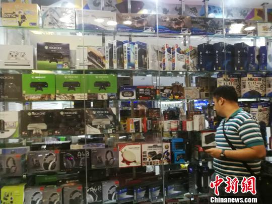 菲律賓統(tǒng)計(jì)局(Philippine Statistics Authority)5日發(fā)布10月份全國(guó)勞動(dòng)力調(diào)查報(bào)告顯示，2018年10月就業(yè)不足率降至13.3%，而2017年10月為15.9%。圖為馬尼拉馬卡蒂一商場(chǎng)，貨品充足，青年人消費(fèi)暢旺。 關(guān)向東 攝