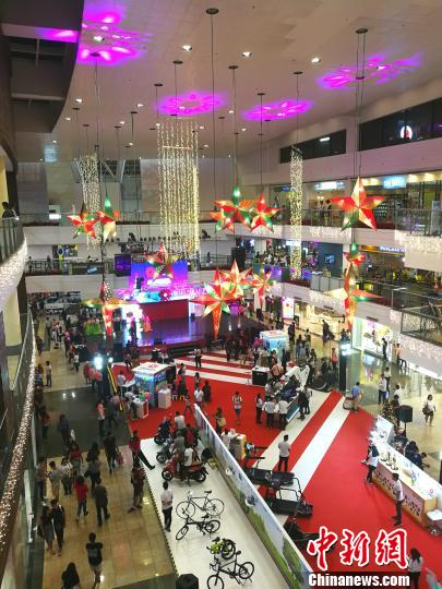 圖為馬尼拉馬卡蒂一商場(chǎng)，開(kāi)始?xì)q末大促銷，青年人消費(fèi)暢旺。 關(guān)向東 攝